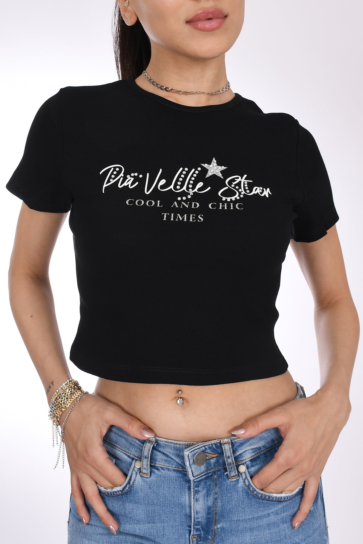 Siyah "Pia Velle Star" Yazılı Crop Kadın Tişört - Cool and Chic Times - Pia Velle