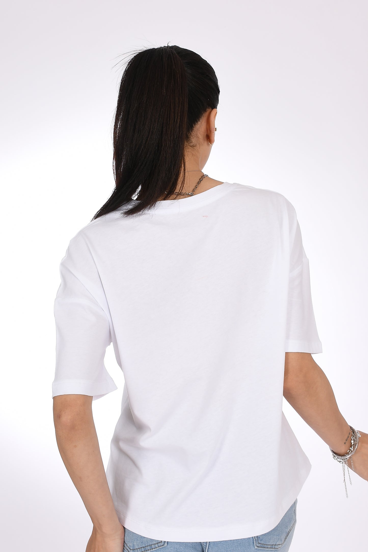 Pia Velle Taş Cepli Basic Beyaz T-Shirt – Sadelikte Işıltı Saklı