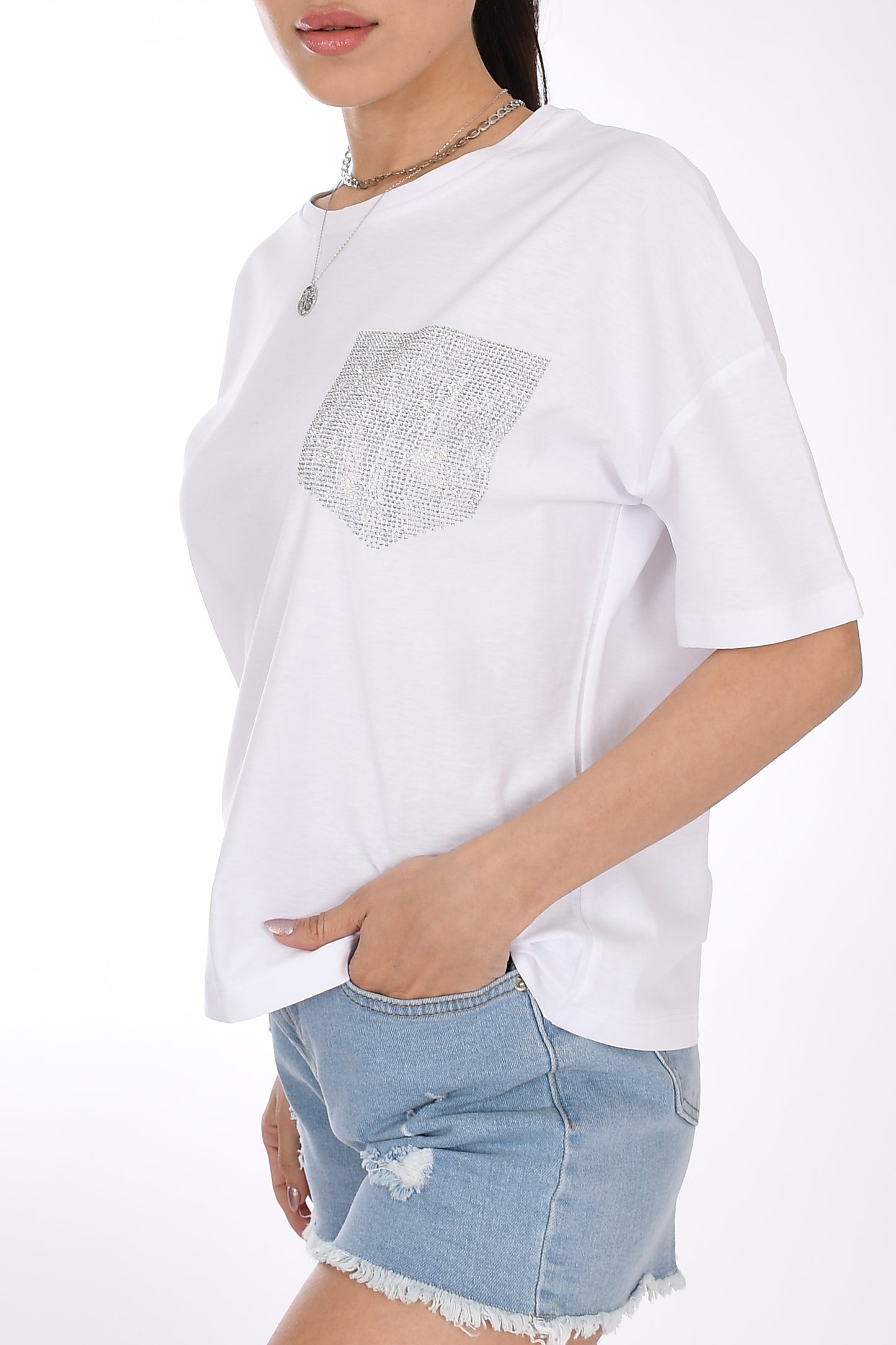 Pia Velle Taş Cepli Basic Beyaz T-Shirt – Sadelikte Işıltı Saklı