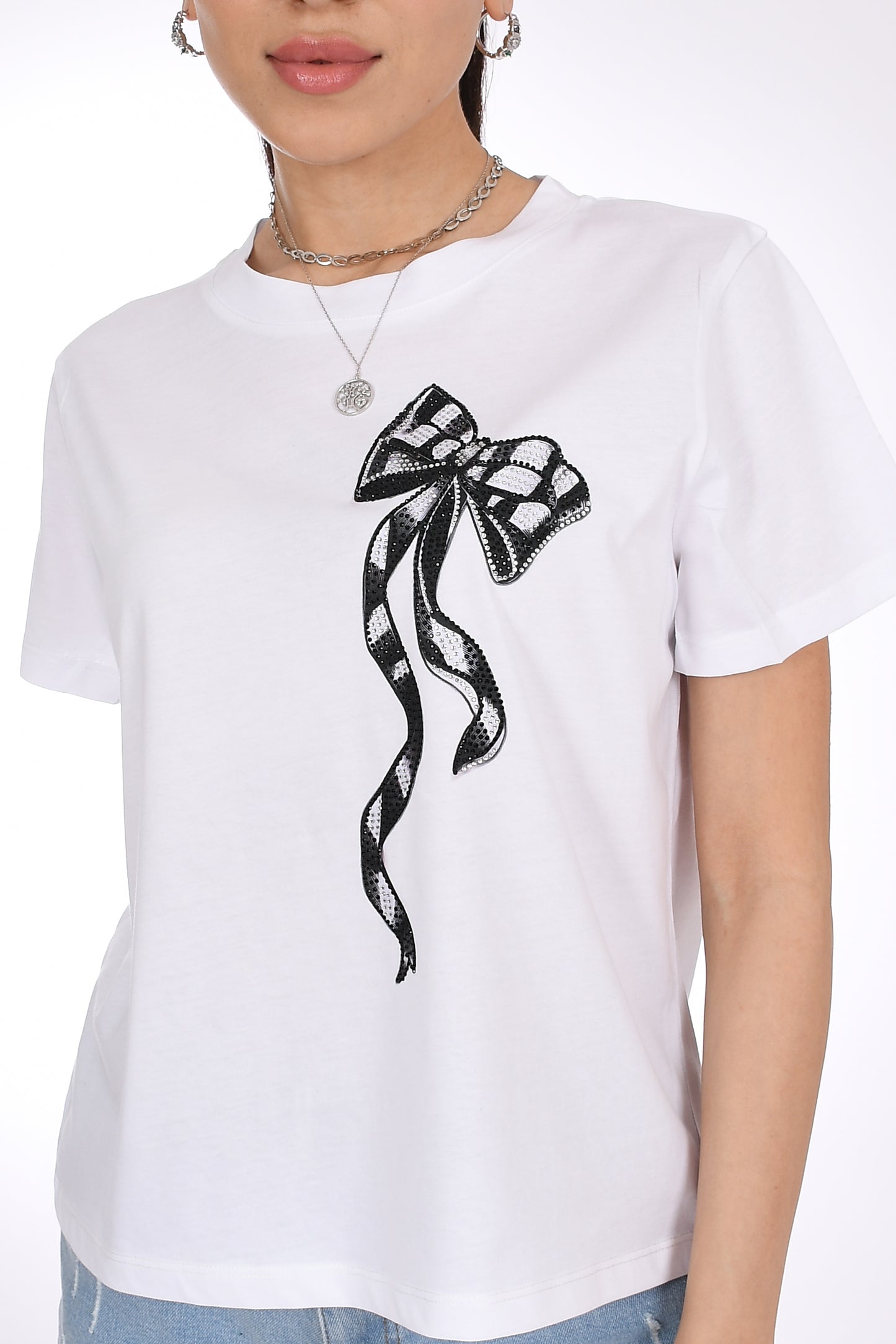 Siyah Taş İşlemeli Kurdele Detaylı Beyaz Kadın T-Shirt