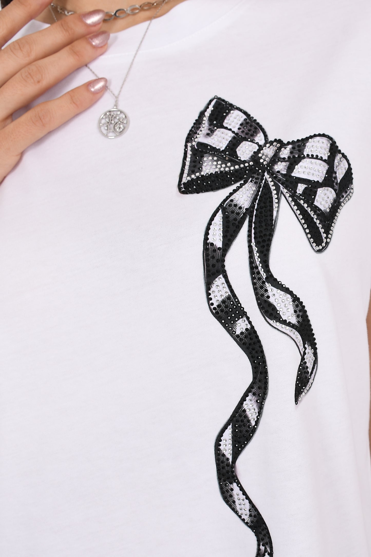 Siyah Taş İşlemeli Kurdele Detaylı Beyaz Kadın T-Shirt