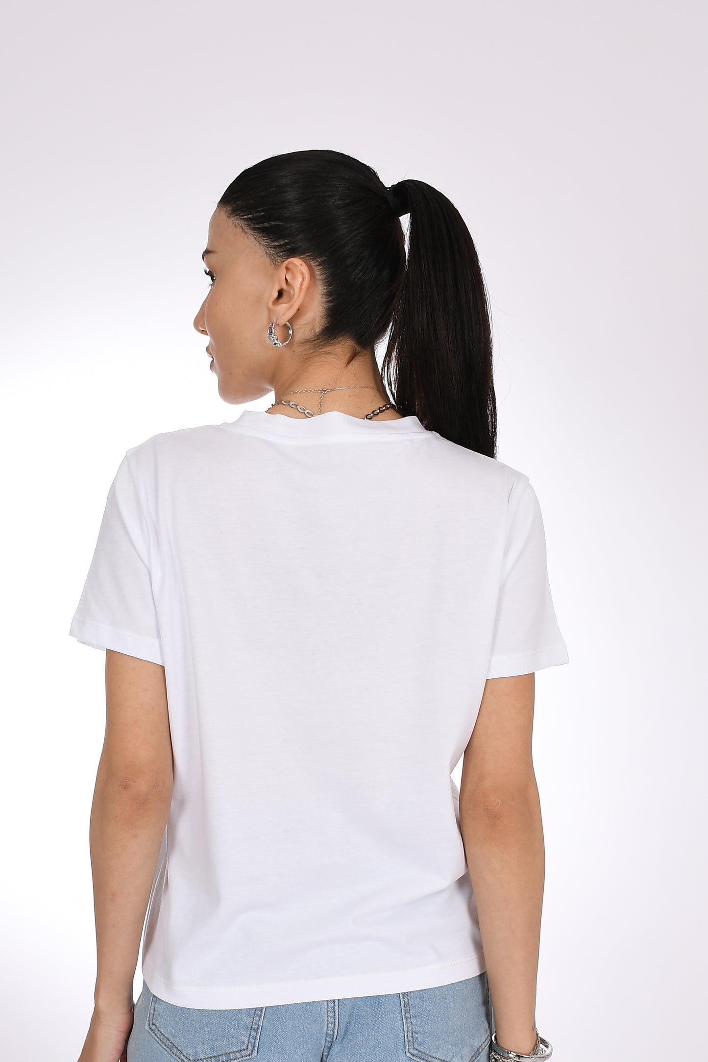 Siyah Taş İşlemeli Kurdele Detaylı Beyaz Kadın T-Shirt