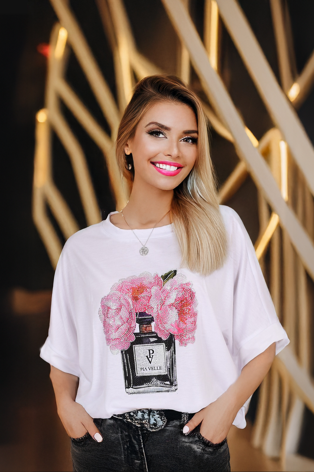 Pia Velle Parfüm Şişesi ve Çiçek Desenli Oversize T-Shirt – Feminen Şıklığın İmzası