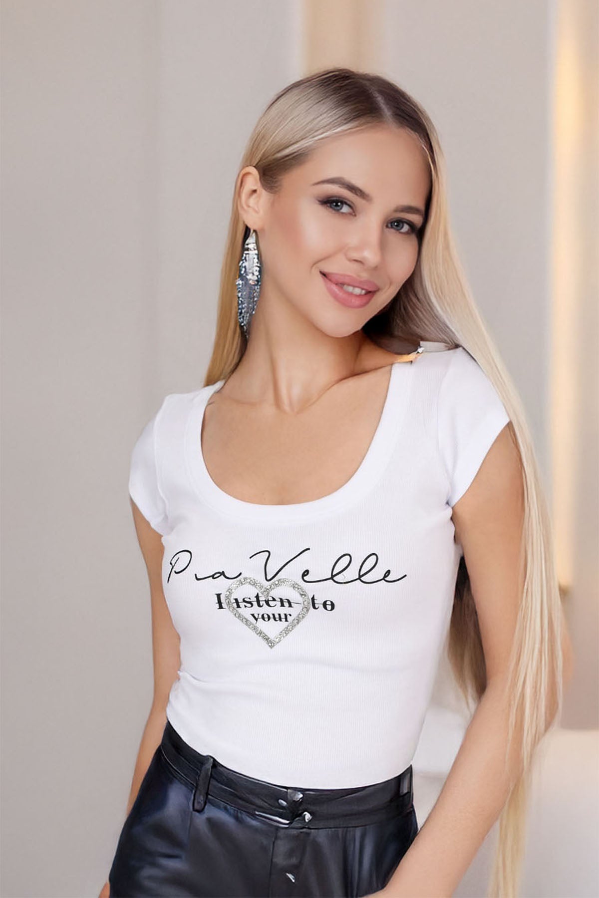 Beyaz Kap Kollu Taş İşlemeli Kadın Tişört - Pia Velle