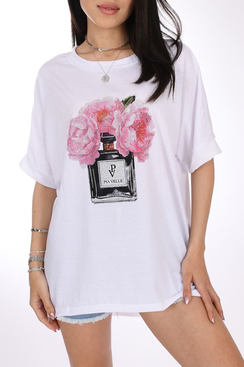 Pia Velle Parfüm Şişesi ve Çiçek Desenli Oversize T-Shirt – Feminen Şıklığın İmzası
