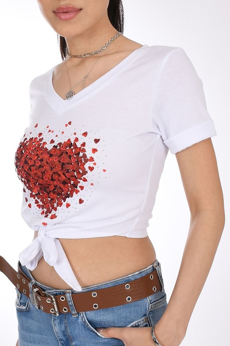 Kırmızı Kalp Detaylı Bağlamalı Beyaz Crop T-shirt - Pia Velle