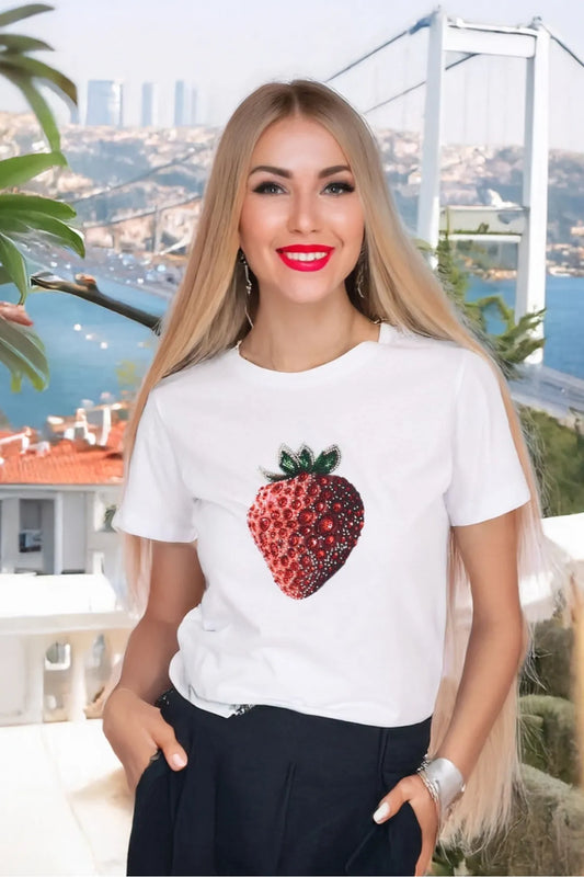 Kırmızı Çilek Taş İşlemeli Beyaz Kadın Tişört - Yazın Enerjik Şıklığı - Pia Velle