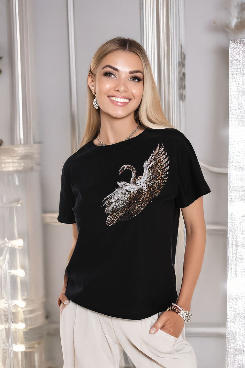 Leopar Detaylı Işıltılı Kuğu Desenli Siyah Kadın T-Shirt
