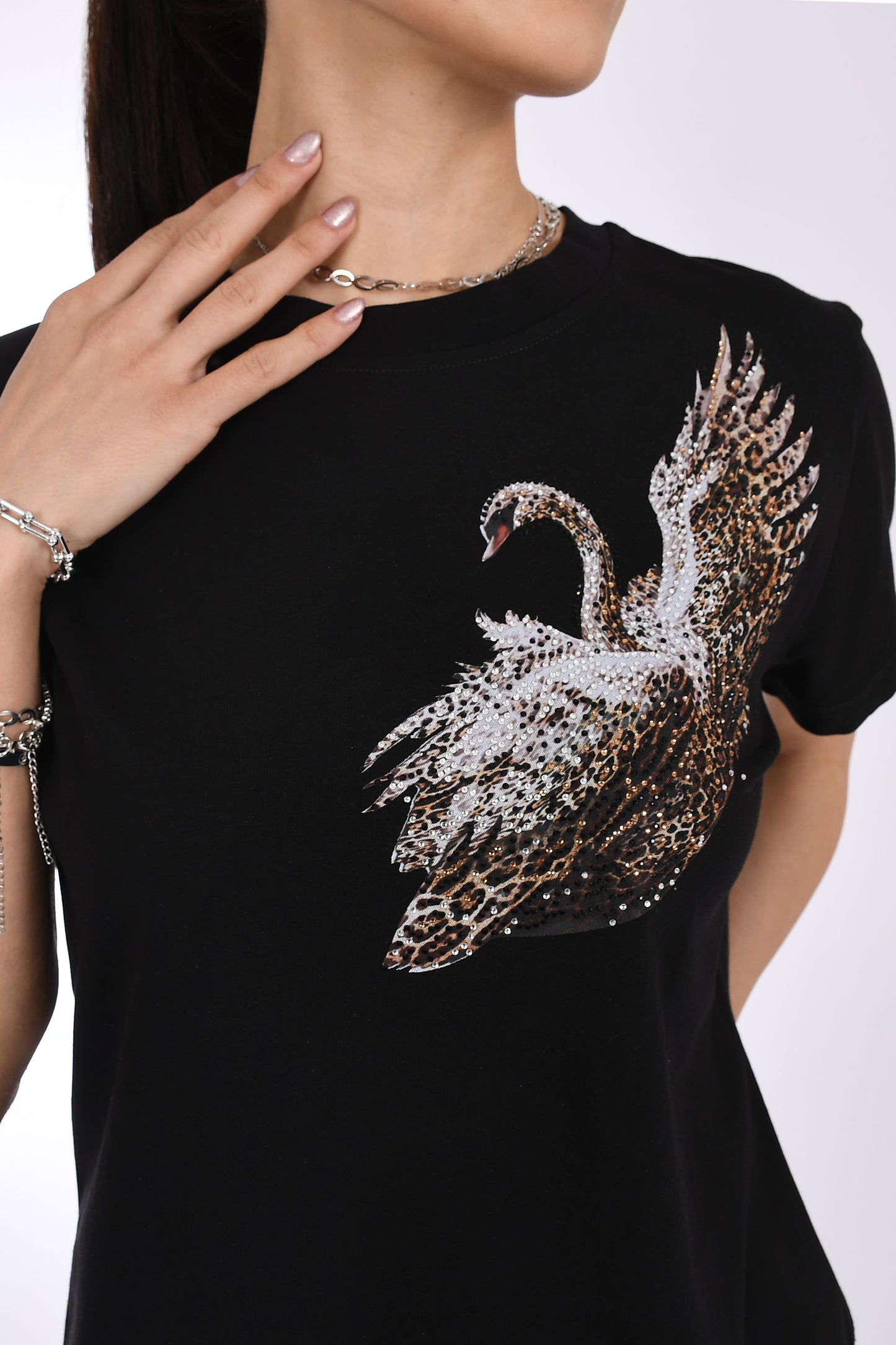 Leopar Detaylı Işıltılı Kuğu Desenli Siyah Kadın T-Shirt