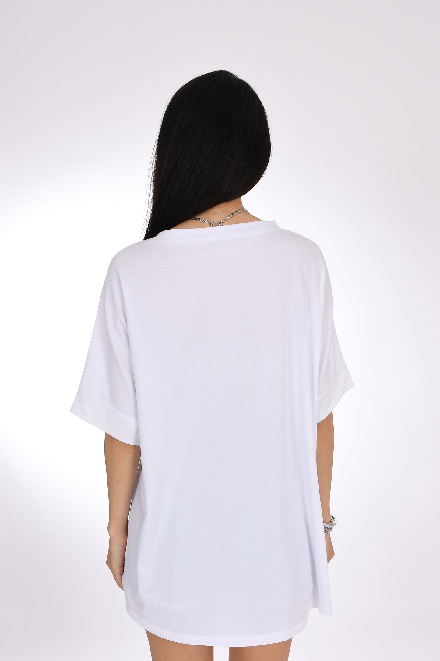 Paris Sokakları Oversize Beyaz T-Shirt – Şehir Işıltısını Üzerinde Taşı