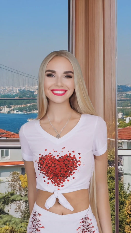 Kırmızı Kalp Desenli Bağlamalı Crop Kadın Tişört – V Yaka