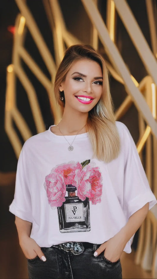 Pia Velle Parfüm Şişesi ve Çiçek Desenli Oversize T-Shirt – Feminen Şıklığın İmzası